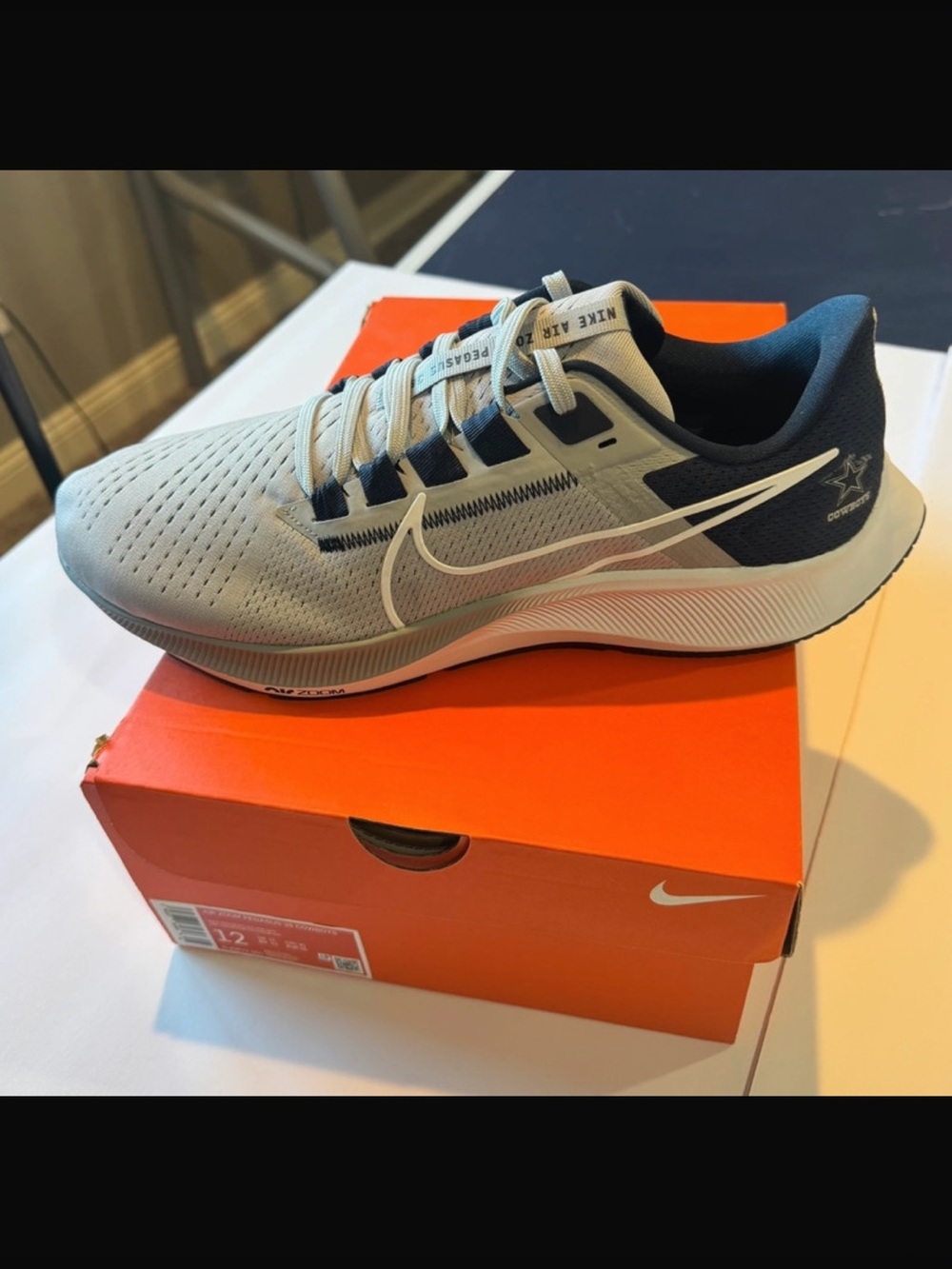 Nike Men's Athletic Shoe - Light Gray & Navy